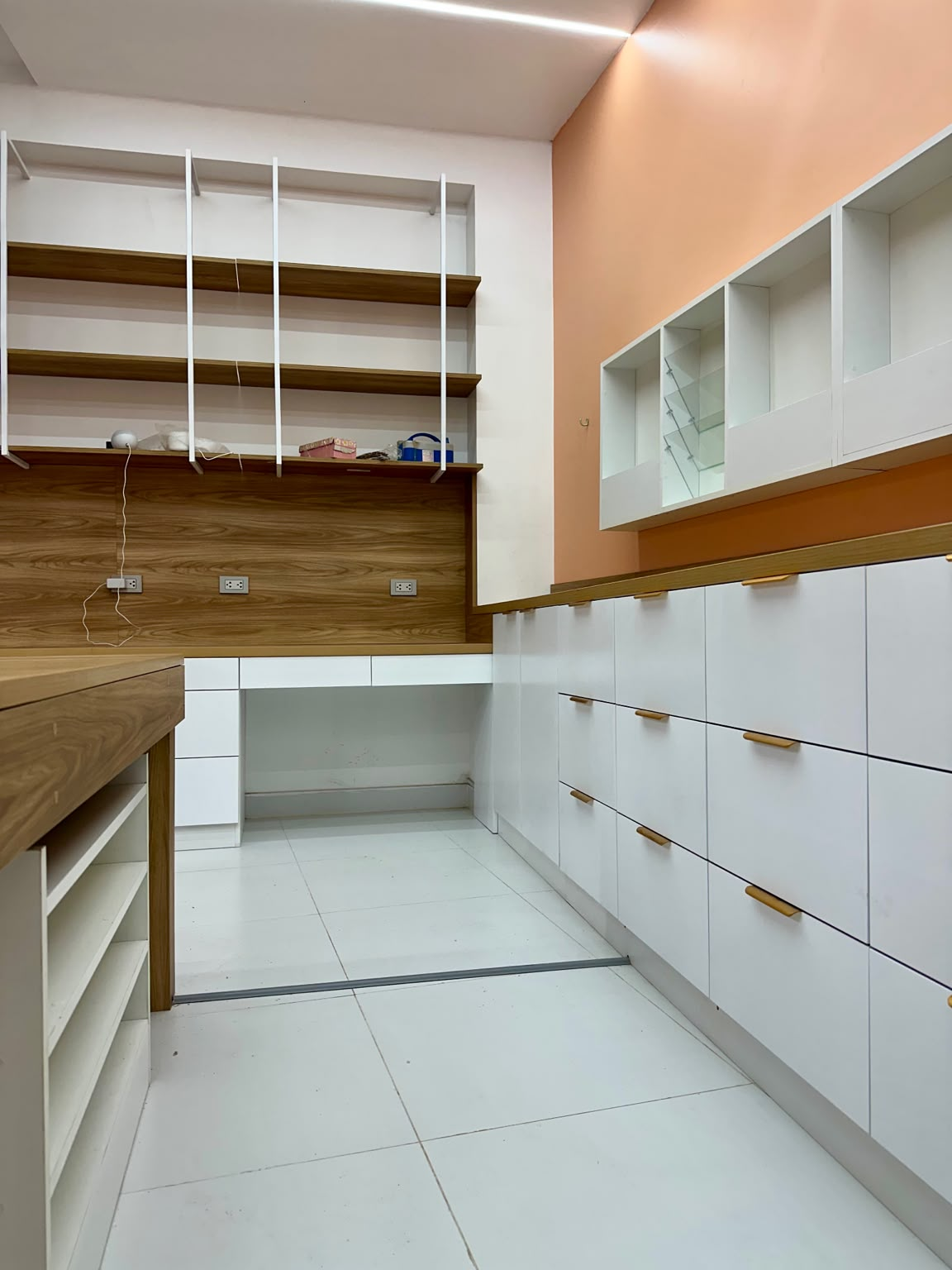 Mobiliario personalizado — Almacenaje integral en blanco y roble para un orden silencioso.