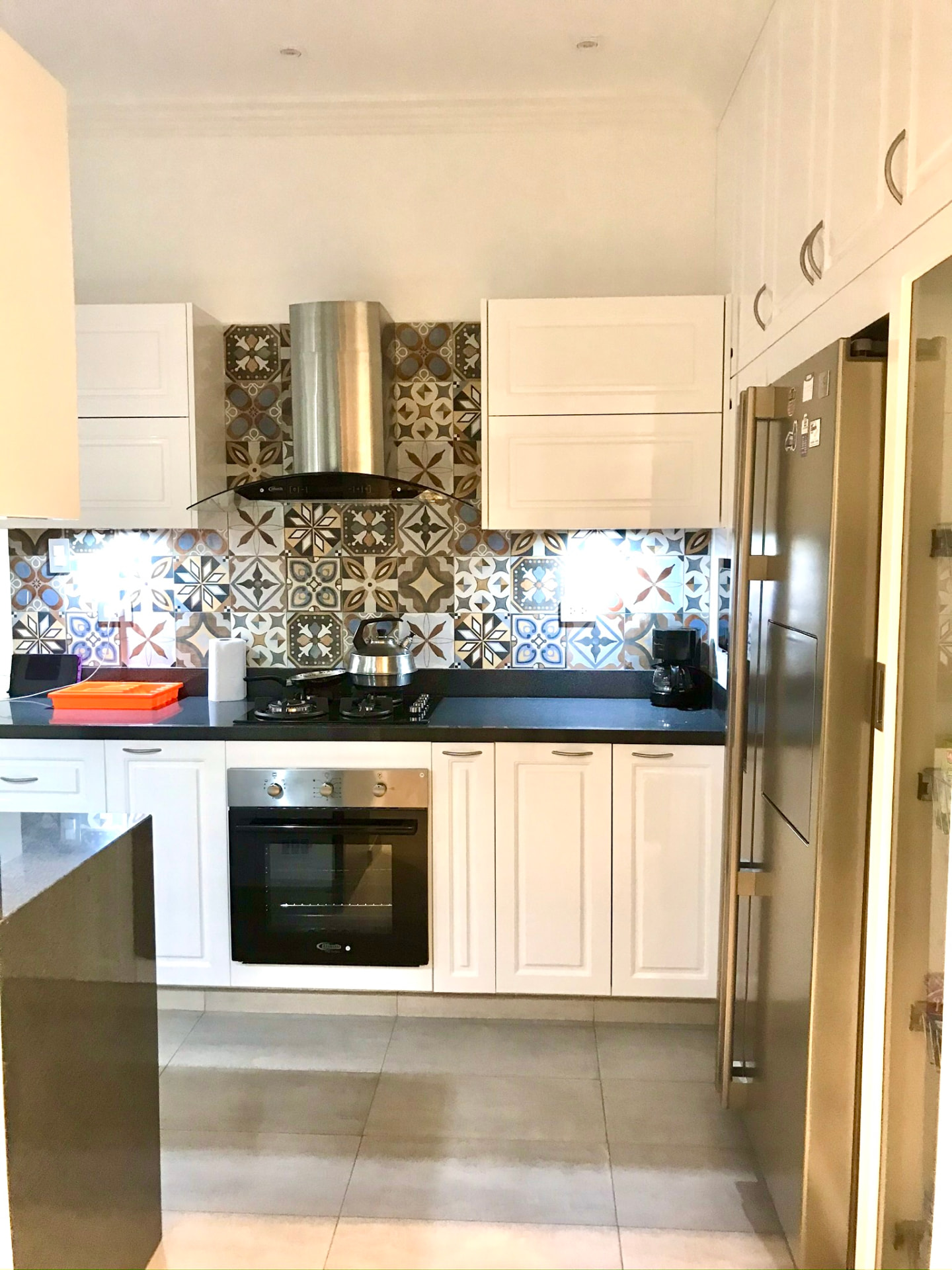 Diseño de cocina — Cocina diseñada para integrar funcionalidad, almacenamiento y una estética atemporal.