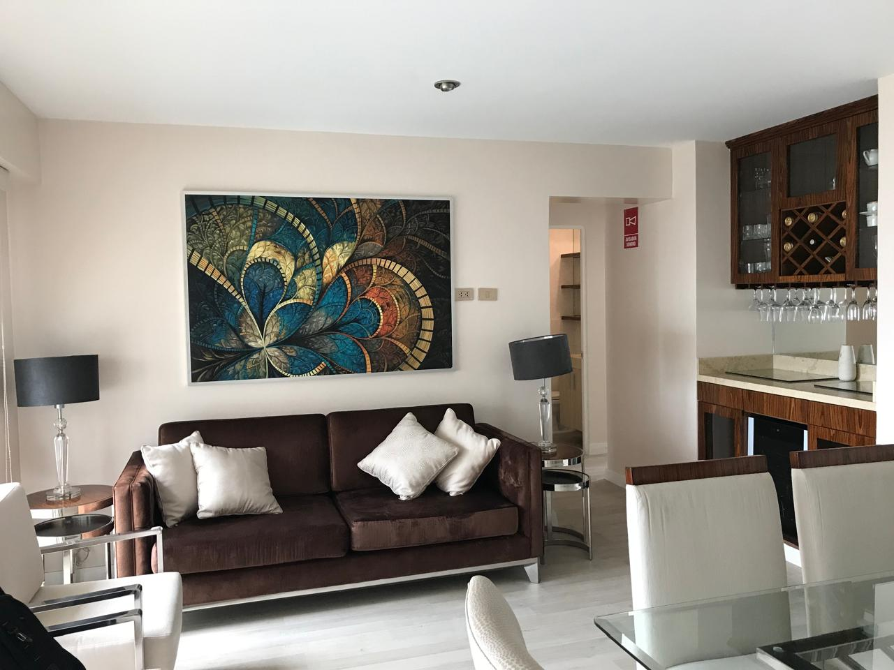 Diseño de sala y comedor — Sala y bar en diálogo: proporción serena para la vida cotidiana.