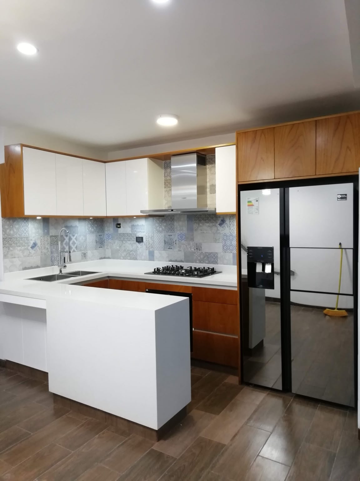 Diseño de cocina — Blanco, madera y cerámica artesanal en una composición luminosa.