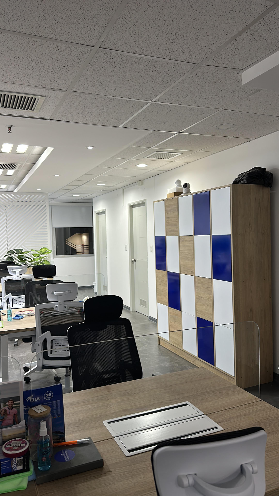 Oficina — Espacio de trabajo diseñado para combinar funcionalidad, orden y una estética contemporánea.
