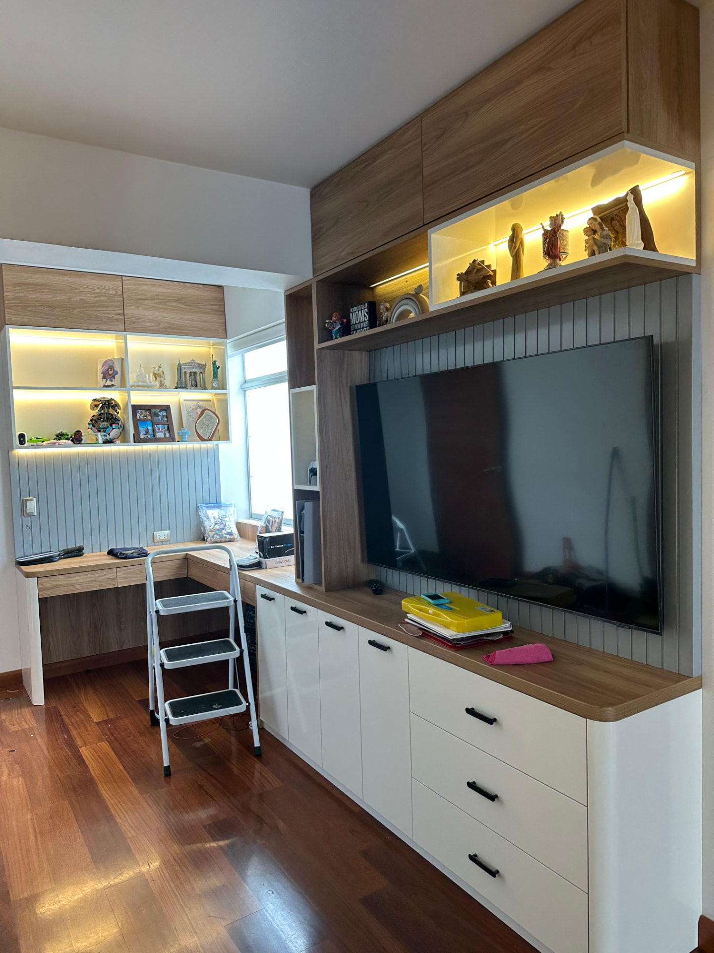 Sala de estar y estudio — Un espacio integrado que combina confort, funcionalidad y mobiliario personalizado.
