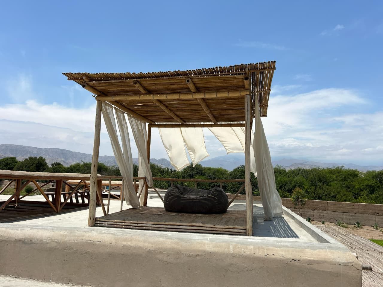 Mobiliario personalizado — Pérgola y descanso al aire libre, abiertos por completo al horizonte.