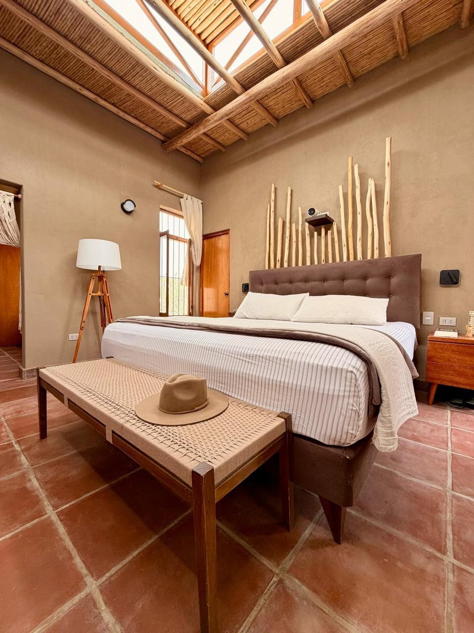 Diseño de dormitorios — Un dormitorio sereno donde la materialidad marca el descanso.