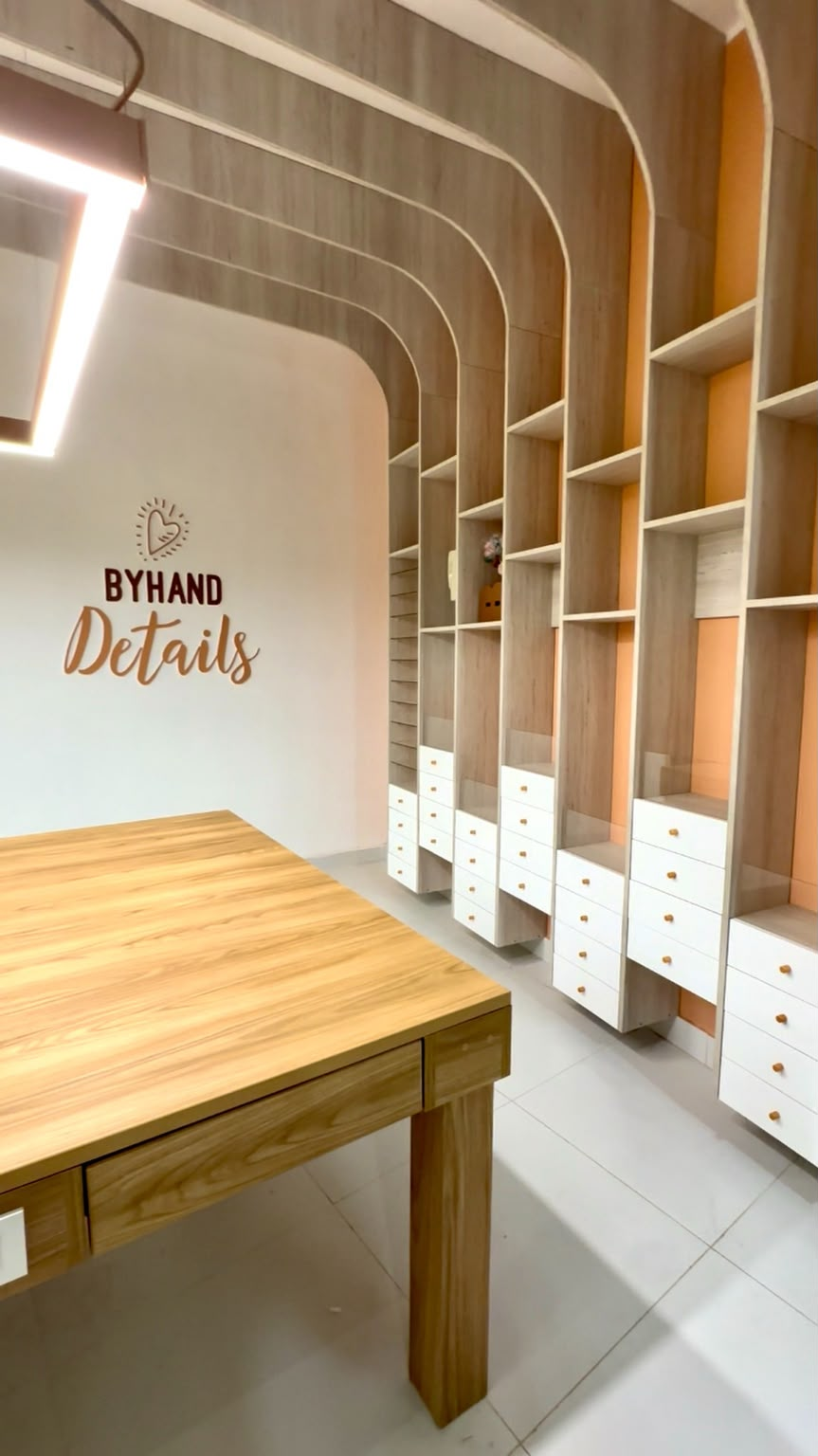 Mobiliario personalizado — Módulos en arco y mesa de trabajo: un atelier hecho a medida.